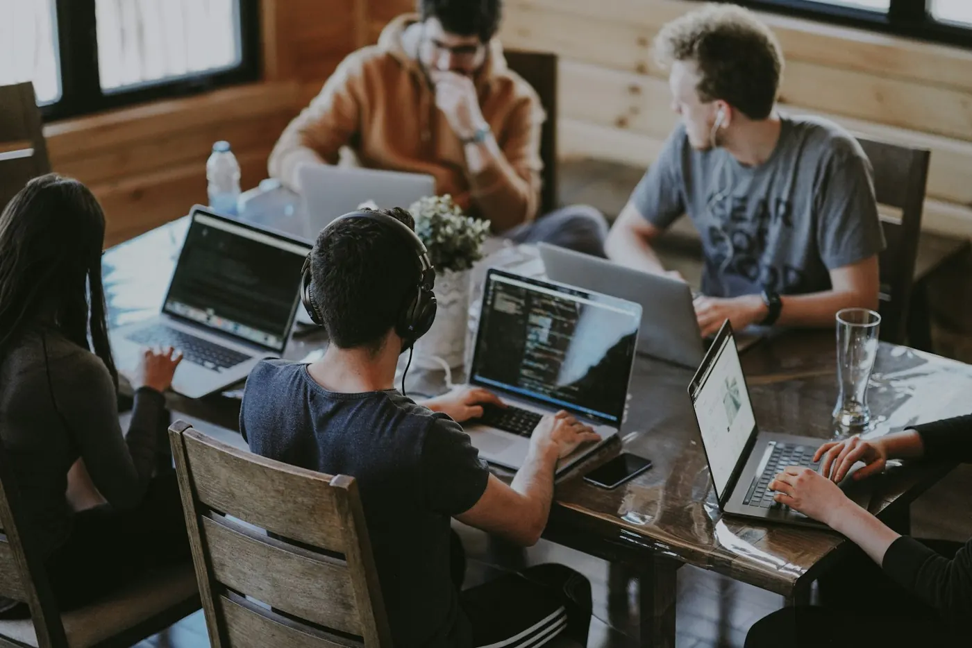 Equipe de empreendedores trabalhando em notebooks (foto ilustrativa)